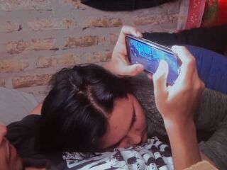 Estaba jugando free fire y mi dua quiere hacerme una mamada extrema
