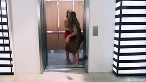 Desconhecidas brincam no elevador