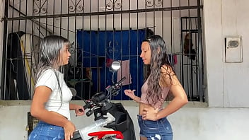 mi vecina esta lavando su moto y la invito a mi casa y follamos en la sala