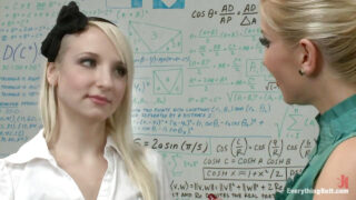 Follando, lamiendo culo &#8211; las lesbianas universitarias rubias Ashley Fires y Ashley Jane se masturbándose con un consolador vibrador