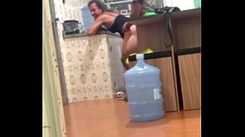 Belinha Hotwife se exibindo em dose dupla: seduziu o entregador e depois o moto Uber. Ganhou duas gozadas na boquinha!