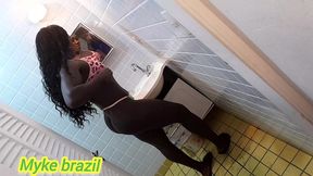 fernanda chocolate uma negra rabada e tesuda ela comeca fazer sexo na cozinha e depois vai para o quarto e rola um sexo bem gostoso com sexo anal