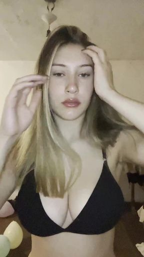 OnlyFans teen shows off her tits