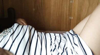 A Japanese woman who masturbates her nipples while shaking her hips.