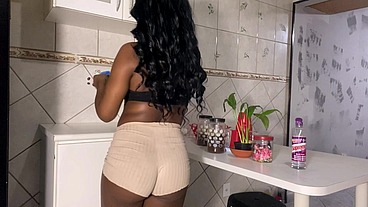 Sexo gostoso com a dona de casa grávida na cozinha, enquanto ela cuida da limpeza.