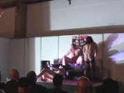 Due donne x Capitano Eric. Sul palco di Eros Porto uno swinger show privato
