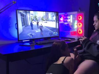 Mulher tem certeza que é melhor que o movie game e ela prova