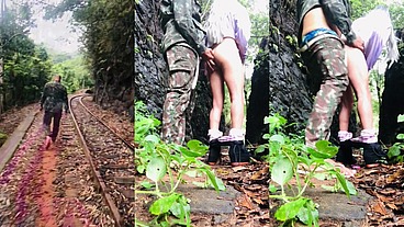 GUIA TURÍSTICO COLOCA TURISTA PARA CHUPAR NO PASSEIO