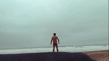 Corriendo desnudo en la playa 3