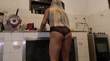 Na cozinha com jovem gostoso