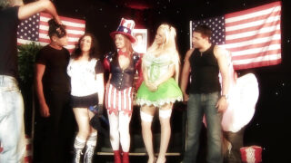 激しい乱交で巨乳の巨尻ダフネ・ローゼン、エイミー・アンダーセン、デニス・Kがディープスロート、ダーティトーク、口内射精で激しく犯される