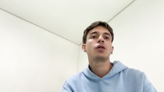 Escuchar música mientras hago trabajos de la universidad me pone caliente