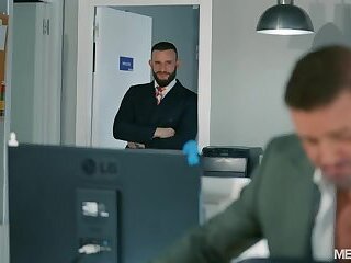 gắn camera ẩn trong văn phòng crush