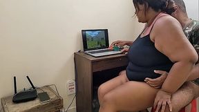 JOGANDO COM MINHA MADRASTA E ACABAMOS FUDENDO BEM GOSTOSO COM DIREITO A MUITA PORRA NA BOCA