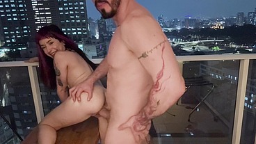 Jovem casal transando na sacada