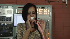 Willow Demonstrates Techniques for Minimizing Effort While Inflating 260's (MP4 - 1080p)