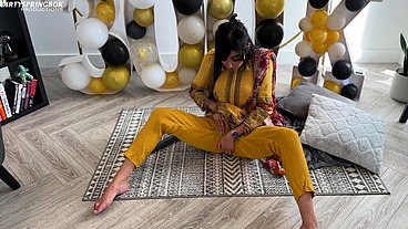 Aaliyah Yasin gets horny whilst waiting for her guests