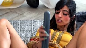 aaliyah yasin gets horny whilst waiting for her guests