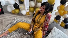 aaliyah yasin gets horny whilst waiting for her guests