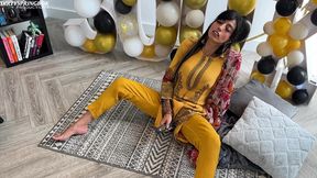 aaliyah yasin gets horny whilst waiting for her guests