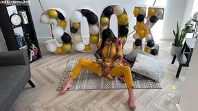 aaliyah yasin gets horny whilst waiting for her guests