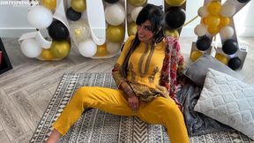 aaliyah yasin gets horny whilst waiting for her guests