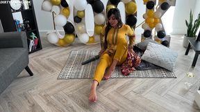 aaliyah yasin gets horny whilst waiting for her guests