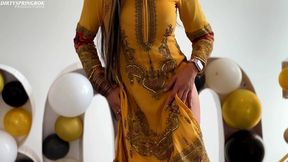 aaliyah yasin gets horny whilst waiting for her guests