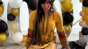 aaliyah yasin gets horny whilst waiting for her guests