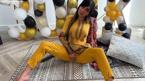 aaliyah yasin gets horny whilst waiting for her guests