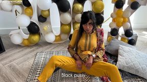 aaliyah yasin gets horny whilst waiting for her guests