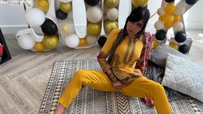 aaliyah yasin gets horny whilst waiting for her guests