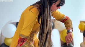 aaliyah yasin gets horny whilst waiting for her guests