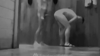 Pemuda amatur yang ditangkap bogel di bilik mandi memberi lelaki lebih tua blowjob yang bersepah sebelum bontotnya dihentam