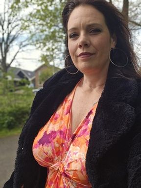 Horny milf komt keihard klaar