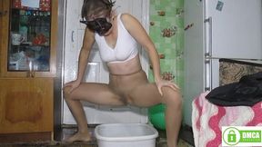 Wearing pantyhose to pee in them