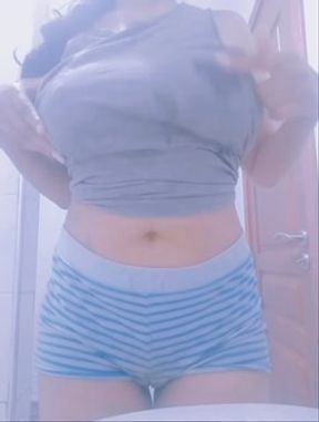 اححح سخنت بزااف بوحدي بغيت لي يحويني و يرضعو ليا يرضع ليا بزازلي please Fack me