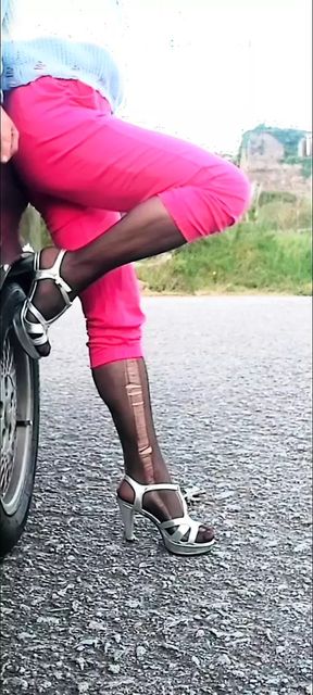 Outlaw6973 dressed in women's clothing and walking in the streets of Gondomar.  in the end, golden shower