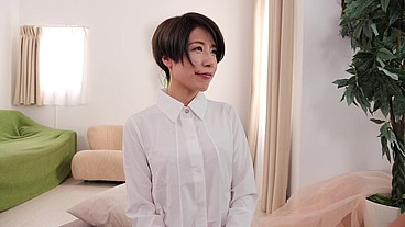 Mature Wife Licked All Over, Pussy Soaked Until Pants Become Transparent, Can't Resist Raw Cock Insertion, and Comes in Flirtatious Nakadashi SEX!