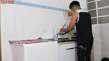 SAFADINHA NOVINHA SAIU DO BANHO PELADINHA PARA SEDUZIR SEU AMIGO NA COZINHA