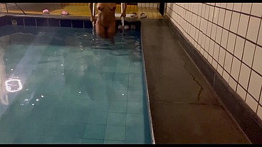 Na piscina do motel ganhando aquela mamada da negra sexy