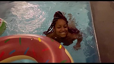 Na piscina do motel ganhando aquela mamada da negra sexy