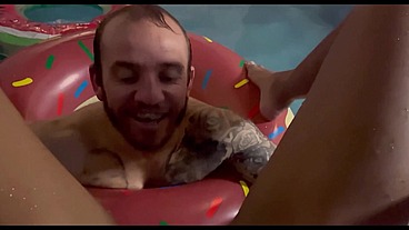 Na piscina do motel ganhando aquela mamada da negra sexy