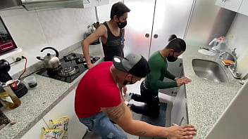 PLOMEROS HERMANASTROS EN TRIO CON CASERO GAY ANAL