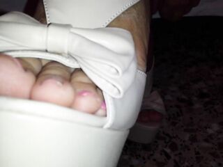 il bastrado prima mi infiamma la figa a colpi di lingua e poi mi riempie la faccia di sborra calda