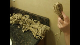 Bundna och maskerade lesbiska Madison Young, Bianca Stone och Sadie Lune i het BDSM anal action