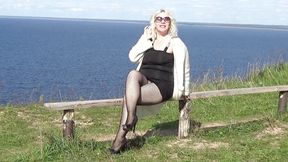 Flashing no panties - big butts in pantyhose -full