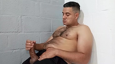 YURI GAÚCHO - URSO BRASILEIRO MEGA-DOTADO MACETANDO A PICA E GOZANDO FORTE - URSO PELUDO MASTURBANDO A PICA GROSSA