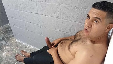 YURI GAÚCHO - URSO BRASILEIRO MEGA-DOTADO MACETANDO A PICA E GOZANDO FORTE - URSO PELUDO MASTURBANDO A PICA GROSSA