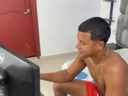 mi  hermanastra me modela su ropa interior y me pide que la folle duro con mi enorme pene